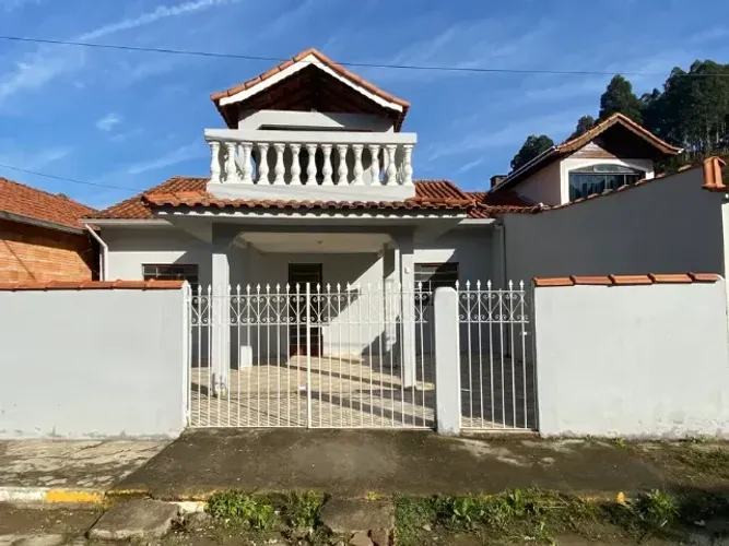 Ótima Casa localizada na cidade de Delfim Moreira- Sul de Minas Gerais