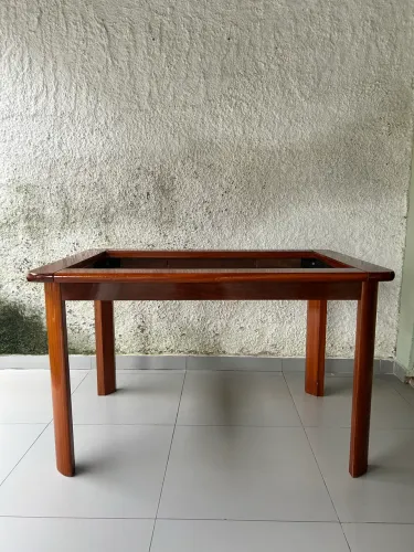 Vendo mesa de madeira maciça (madeira pura), muito resistente e de ótima qualidade.