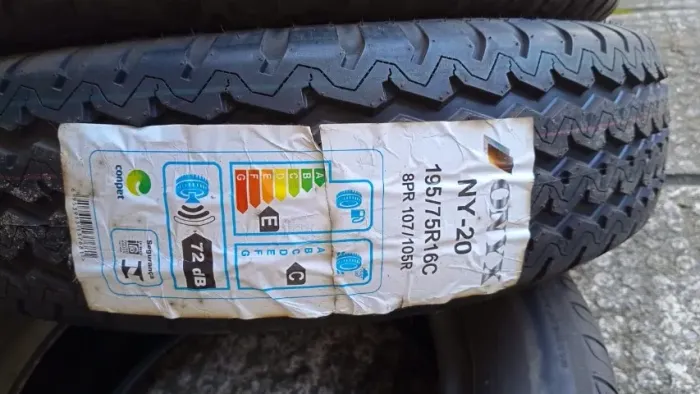 2 pneus novos, 195/75R16C
