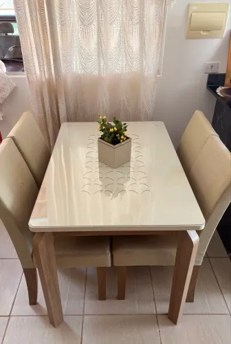 Mesa com 4 cadeiras