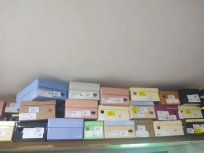 Caixa de sapatos vazia