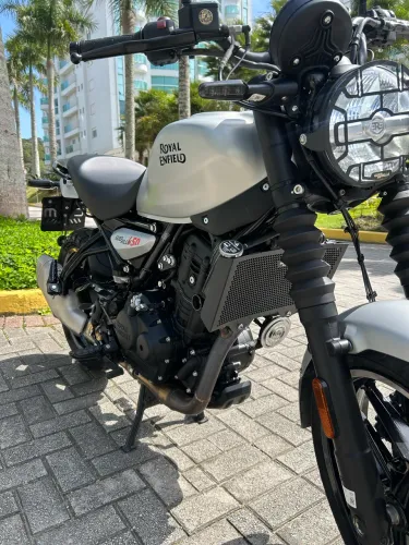 Royal Enfield Guerrilla 450 - Estado de Zero / Pouco Rodada!