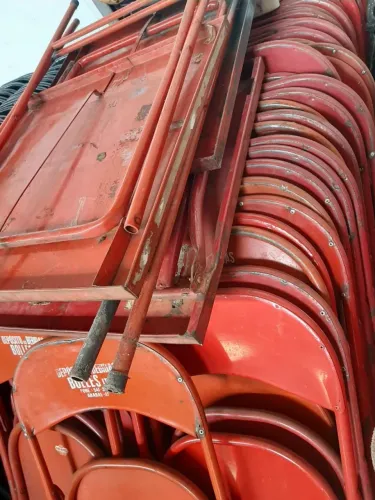 Cadeiras em ferro para festas 90 unidades