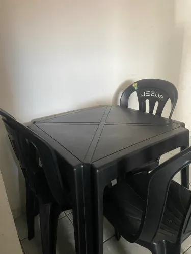 Mesa preta de plástico com 3 cadeiras