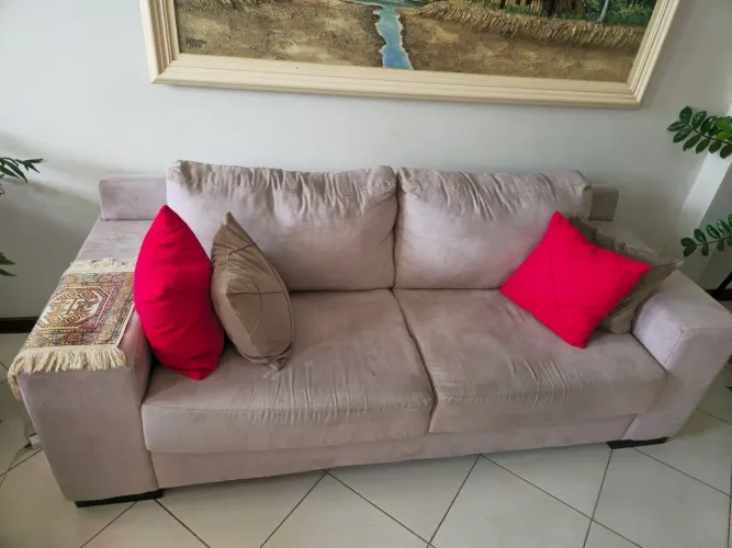 Sofá bege 2 lugares ( $600 )