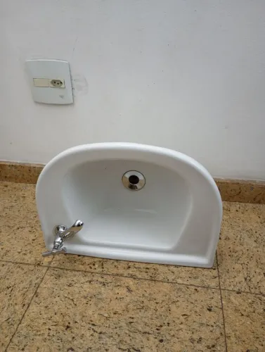 Pia de banheiro com torneira