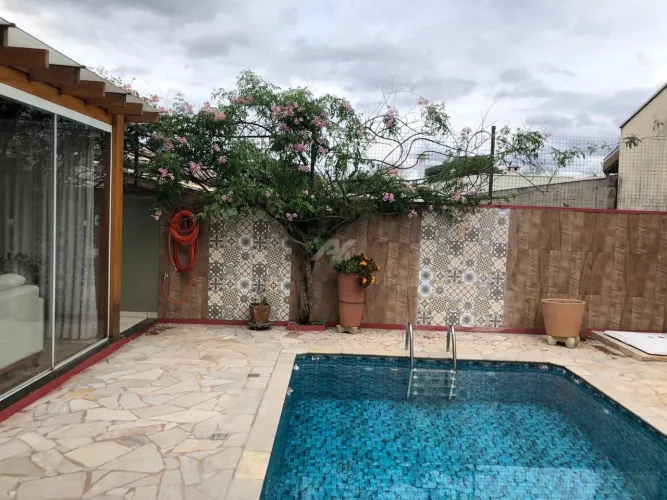 Ótimo sobrado com 3 suítes, área gourmet e piscina
