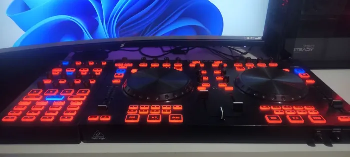 Controladoras Behringer CMD Studio 4a+ dv1