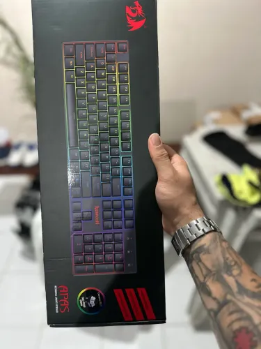 Teclado Mecânico Gamer Redragon Apas RGB switch brown - Lacrado