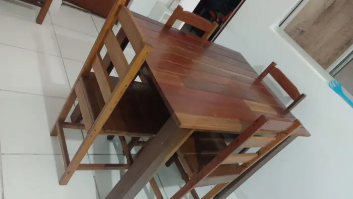 Jogo de mesa de madeira