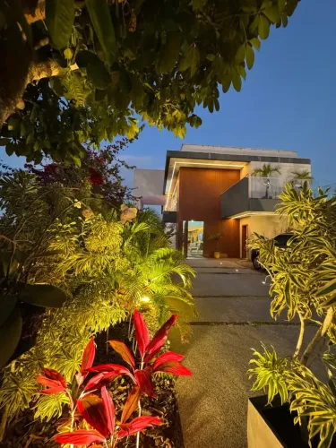 Casa a venda em Alphaville 2 Salvador com 4 suites e reformada