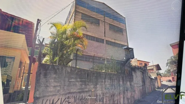 Galpão Comercial na Vila Aurora: 2.500m², Energia Trifásica e 40 Vagas.