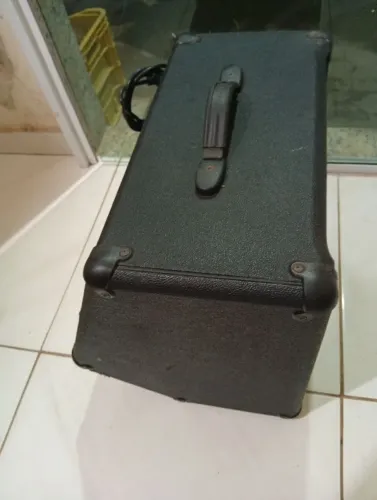 Caixa amplificada para baixo e guitarra