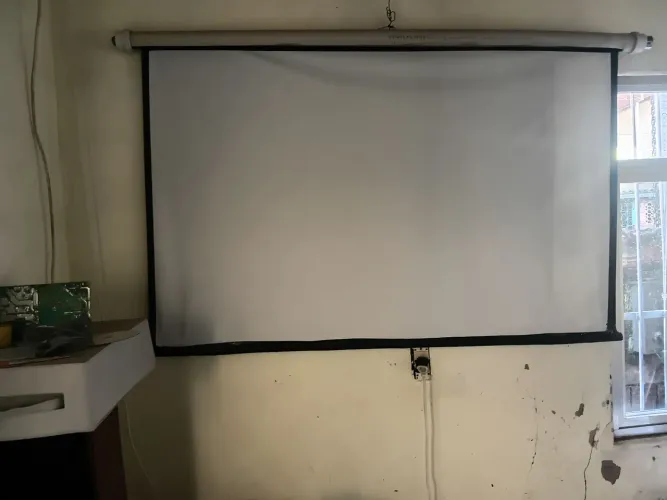 Vendo tela de projecao 1m50×1m retratil