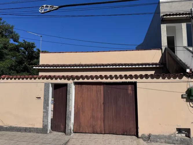 Casa com churrasqueira e garagem - Próx Estácio de Sá