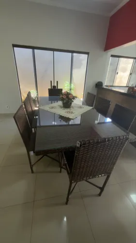Mesa em alumínio e fibra sintética + 8 cadeiras ? R$ 2.200
