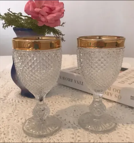Par de copos - cristal bico de jaca - borda dourada - perfeitos