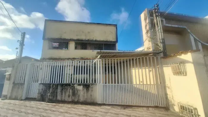 Imóvel para venda possui 440 metros quadrados com 5 quartos em Centro - Maceió - AL