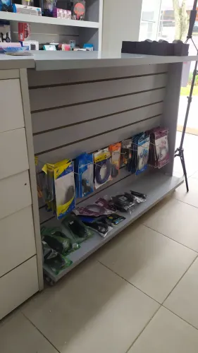 Balcão e expositor com rodinha cinza