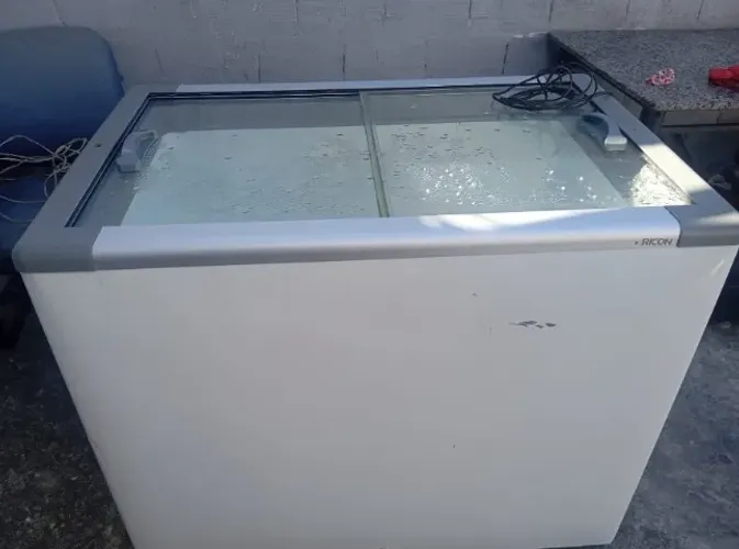 Freezer Horizontal Fricon 411 litros tampa de vidro
