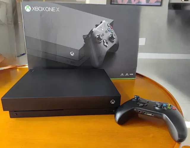 Xbox X 1TB 4K semi novo na caixa acompanha 2 Jogos e 1 Controle !!!!