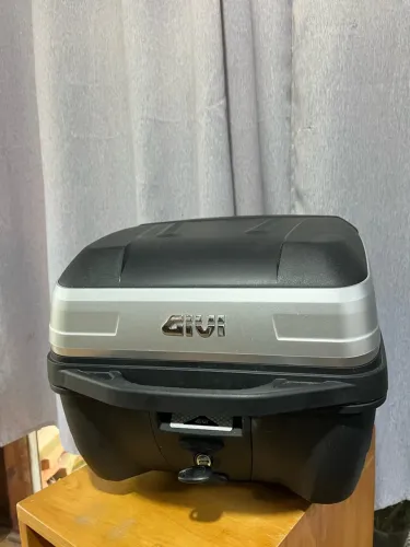 Bau givi 33L seminovo completo