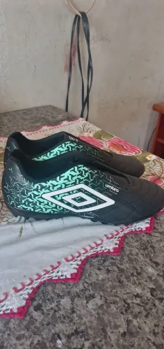 Chuteira umbro Society