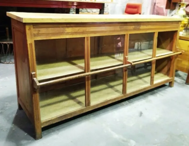 VENDE SE BALCÃO DE MADEIRA COM VITRINE E GAVETAS.