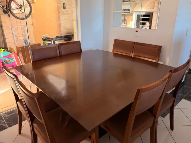 Vendo mesa COM 8 cadeiras