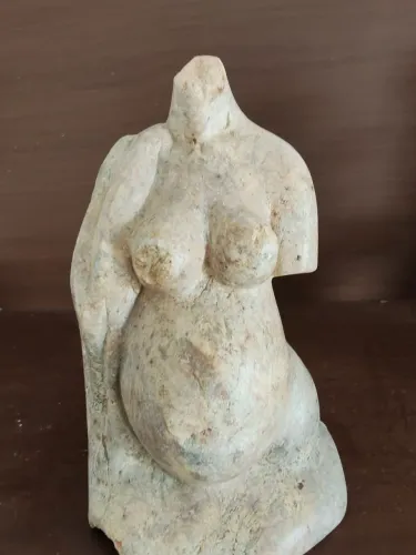 Escultura Antiga em Pedra  "Maternidade"