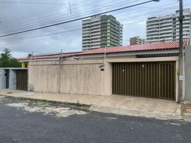 Casa para Venda em Fortaleza, Parquelândia, 3 dormitórios, 2 banheiros, 4 vagas