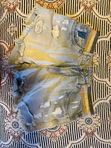 Short Jeans Destroyed com Cós Lurex (Lança Perfume)