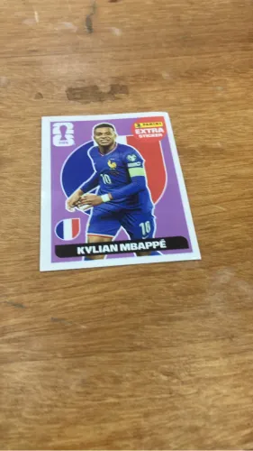 Figurinha roxa Legends Mbappe