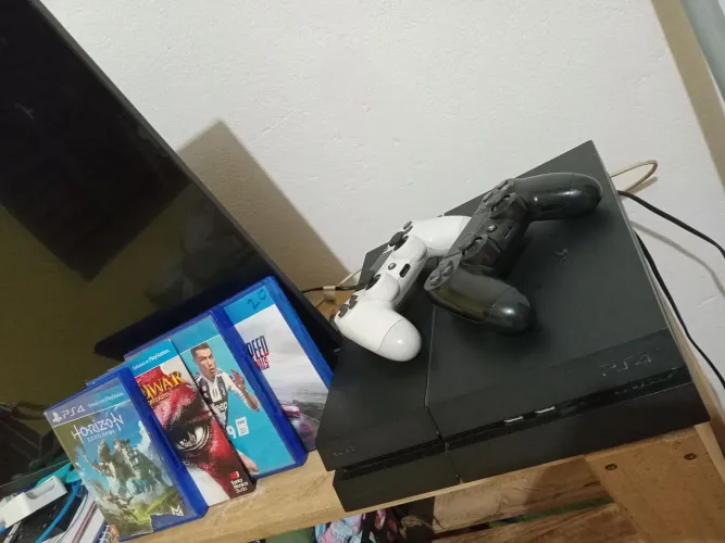 Vendo PS4 COM 2 CONTROLES E VÁRIOS JOGOS!!