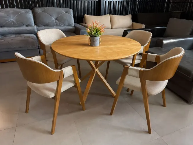 Mesa de jantar redonda com 4 cadeiras