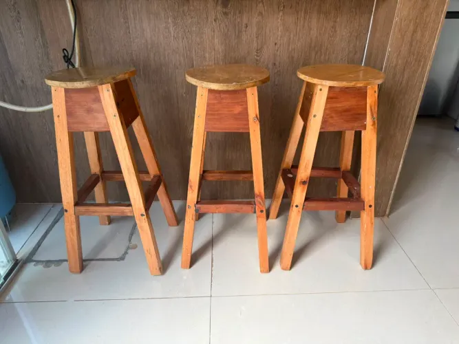 Banqueta em madeira R$ 120,00 cada