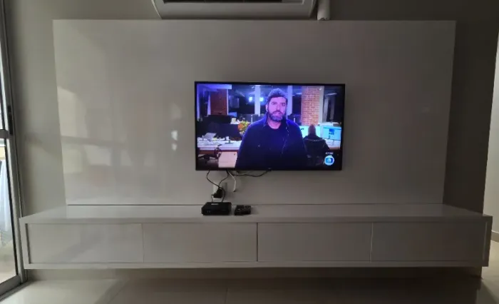 Painel de TV em laca com gavetas.