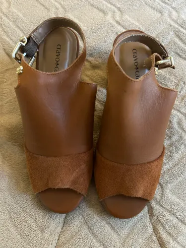 Linda sandália couro cravo e canela n34