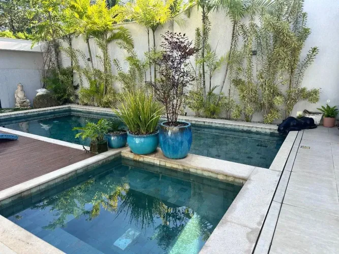 Casa de condomínio para aluguel possui 600 metros quadrados com 5 quartos