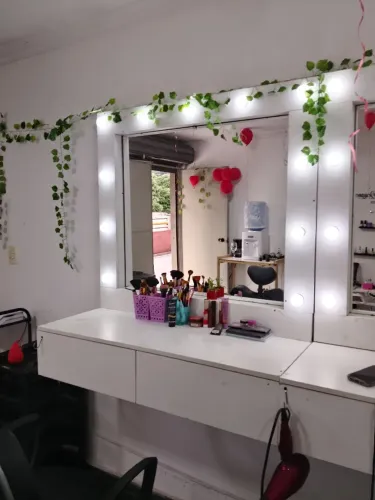 Vendo móveis para salão de beleza muito barato leia o anúncio