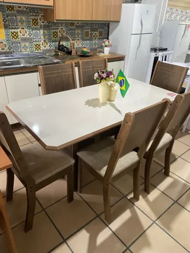 Mesa com 6 cadeiras
