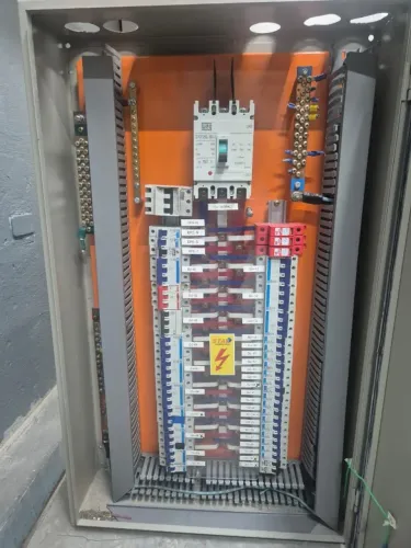 Quadro de Distribuição Elétrica Industrial Trifásico 380V 150A - WEG - Completo