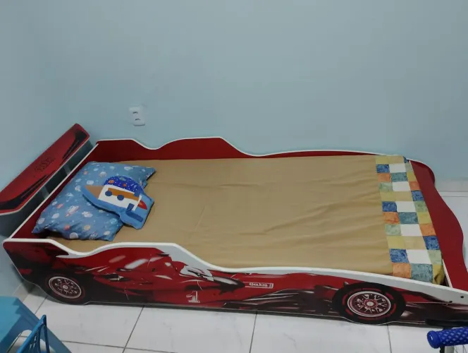 Cama hotwhells com colchão