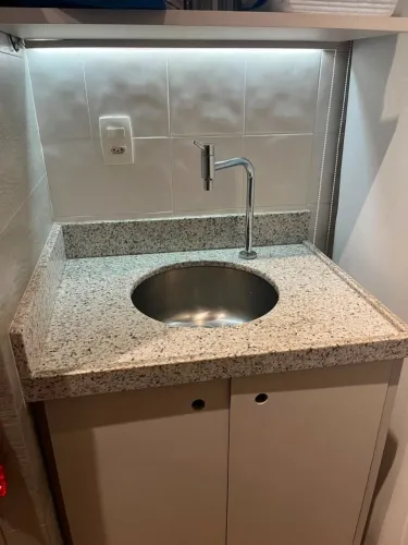 Torneira monocomando de bancada com bica móvel e acabamento cromado brilhante Docol