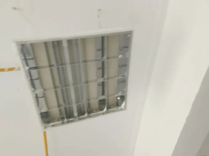 Vendo 5 luminária e uma grade pra porta
