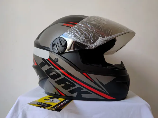 Capacete R8 Novo, Tamanho 58 viseira fumê