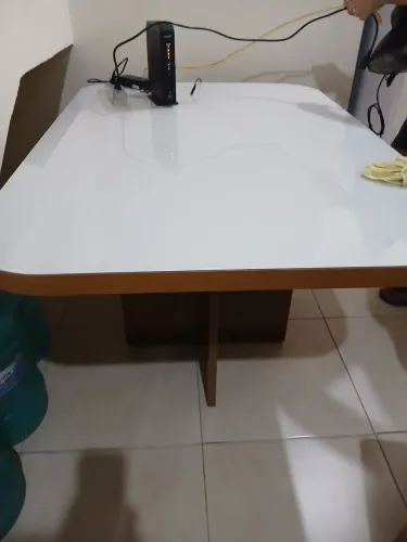 Mesa com tampo de vidro + 4 cadeiras estofadas