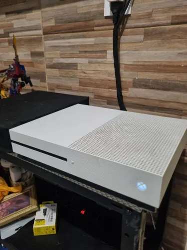 Xbox One S 500gb + 7 jogos mídia física 