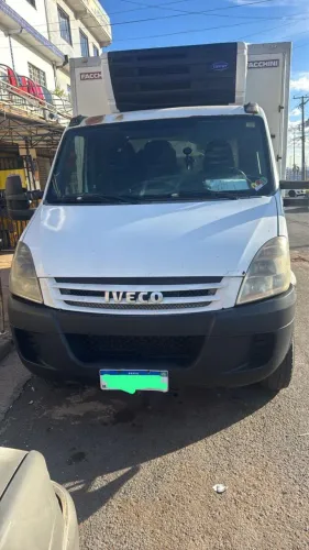 Vendo um caminhão iveco daily 70c 16 2010 com baú refrigerado