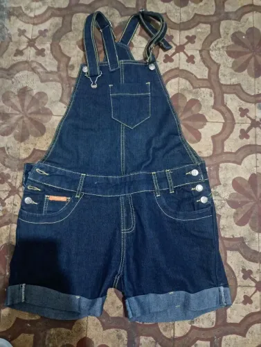 Vendo jardineira  estilo short jeans.
